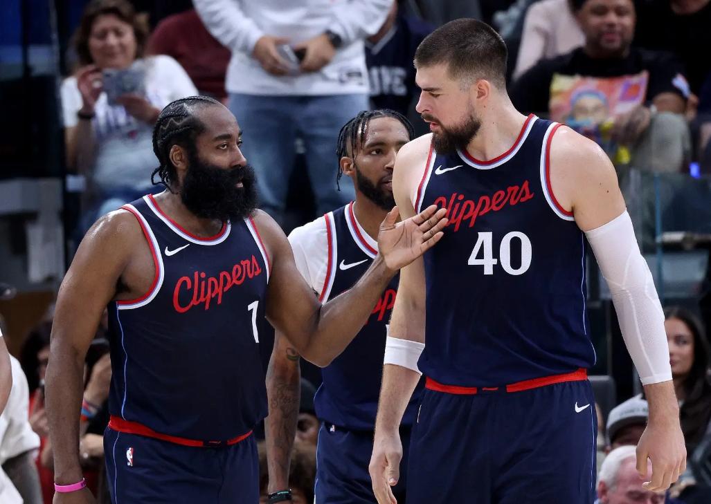 开云体育-犹他爵士发布备战花絮，冲刺阶段绝杀压哨，NBA季后赛任务艰巨，轮换策略成焦点的简单介绍-开云体育